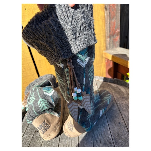 Sz M 7-8 Mukluk slipper booties. Well loved with very cool details. See photos - Picture 4 of 7